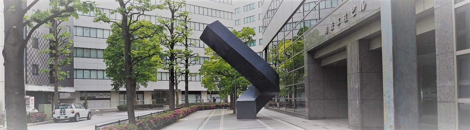 横浜駅前の彫刻